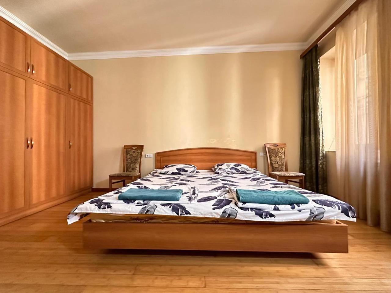 Hotel & Apartments California Ереван Экстерьер фото