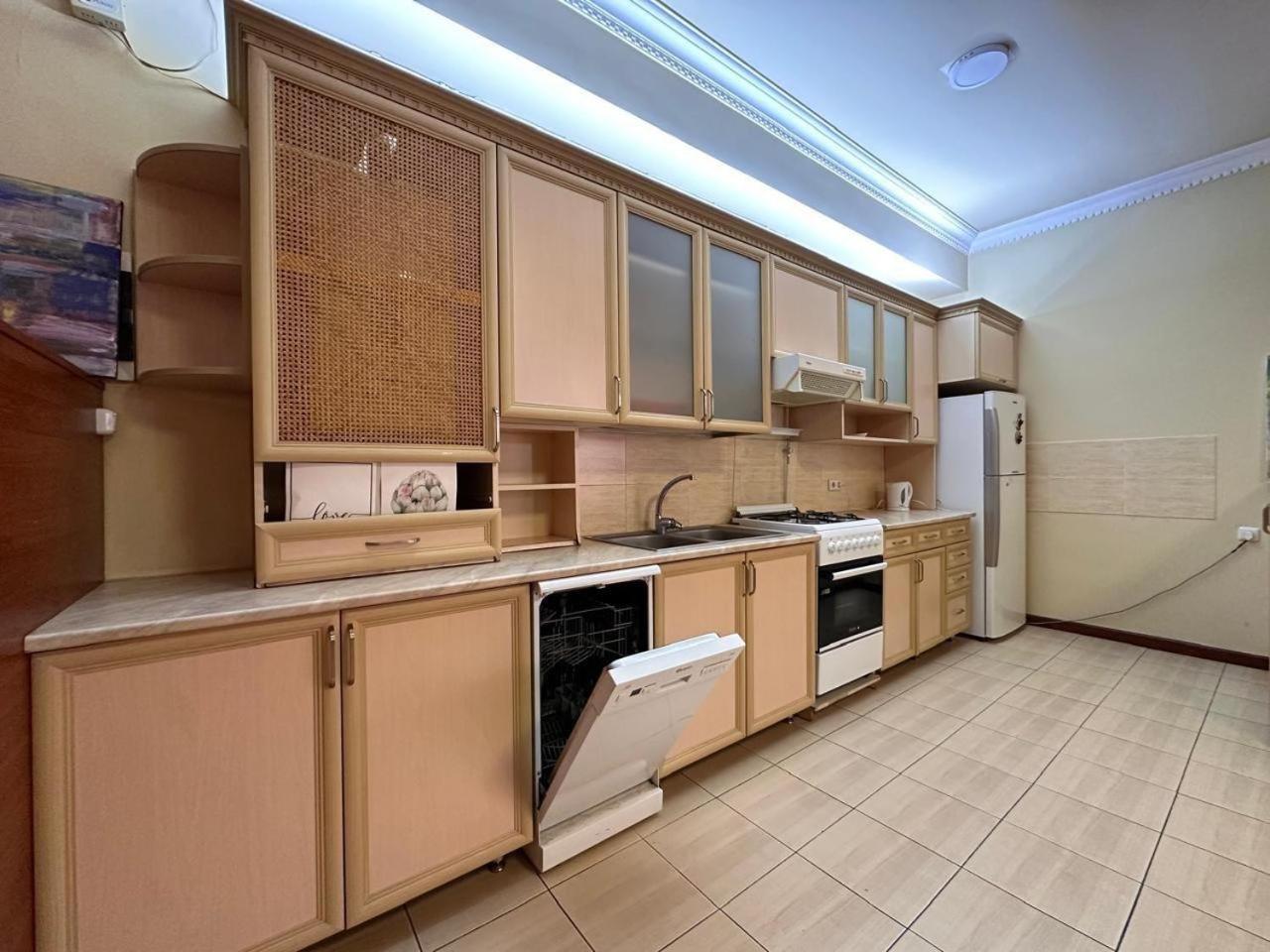 Hotel & Apartments California Ереван Экстерьер фото