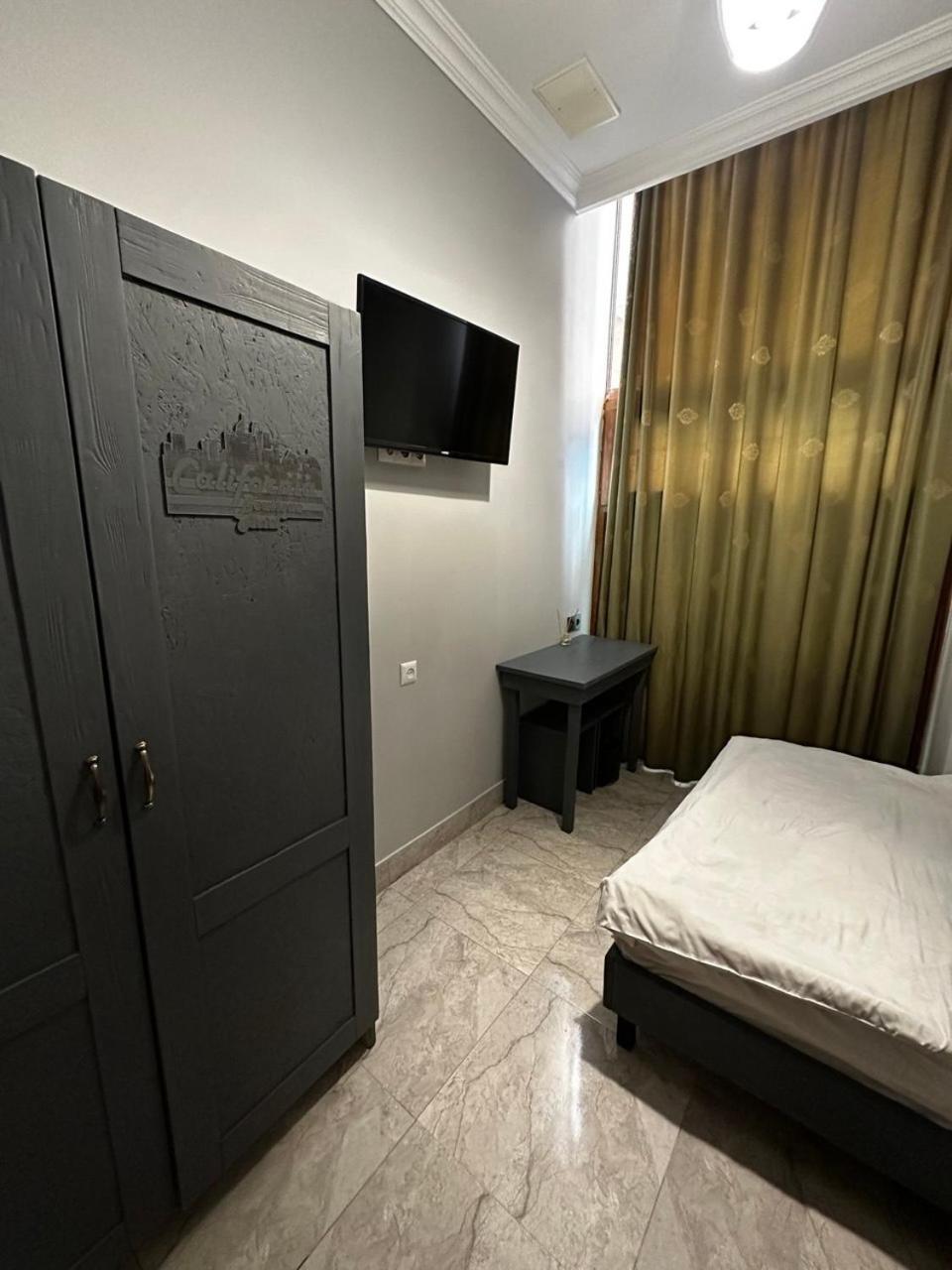 Hotel & Apartments California Ереван Экстерьер фото